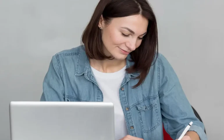 mujer manejando un portatil con agallas